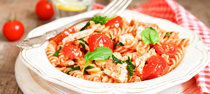 Fusilli mit würzigem Hähnchen, Spinat und gerösteten Tomaten