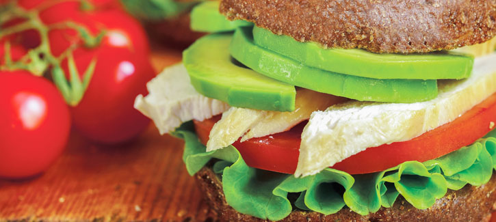 Mehrkorn-Brötchen mit Hähnchenfilet und Avocado