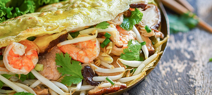 Banh Xeo aus Ei mit würzigen Garnelen, Hähnchen und Sojasprossen