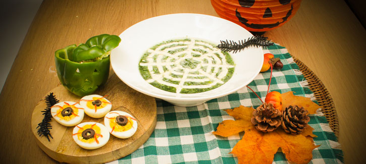 Halloween-Spinat-Paprikasuppe