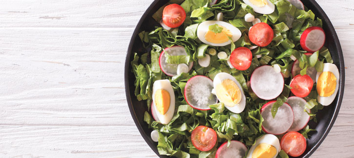 Endiviensalat mit Ei und Radieschen