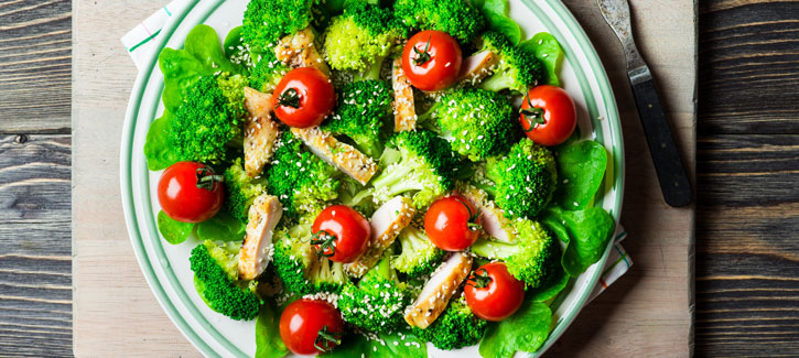 Brokkolisalat mit Knoblauch-Zitronen-Hähnchen