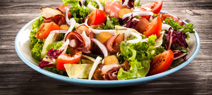 Salat mit gegrilltem Schinken und BBQ-Croutons
