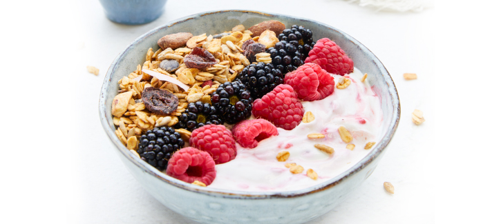 Himbeerjoghurt mit Granola und rotem Obst