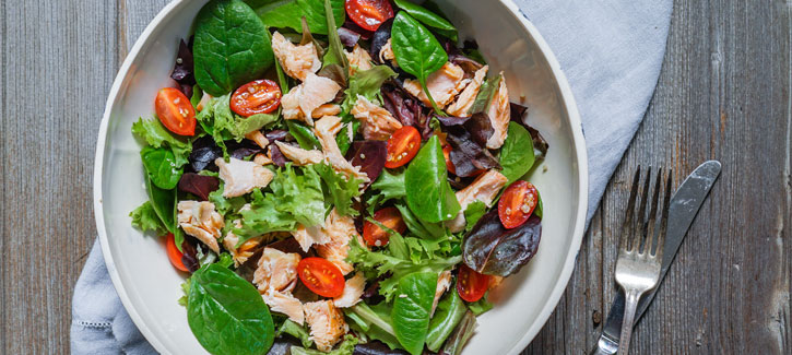 Spinatsalat mit gegrilltem Lachs