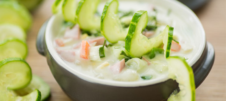 Frische Gurkensuppe mit Schinken