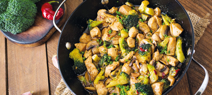Hähnchen-Wokgericht mit Brokkoli und Champignons