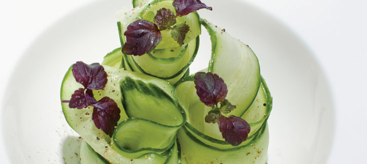 Süß-saurer Gurkensalat