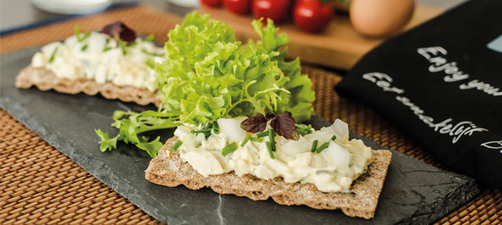 Vollkorn-Cracker mit selbst gemachtem Eiersalat