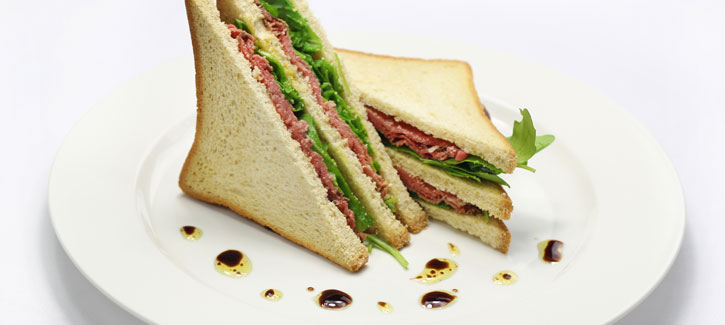 Toast mit Pfefferroastbeef und Rucola
