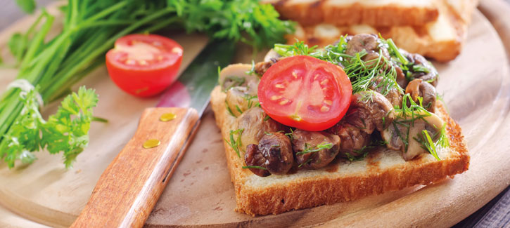 Toast mit gebratenen Champignons