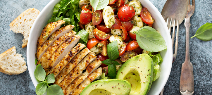 Caprese Bowl mit gegrilltem Hähnchen