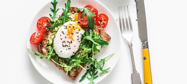 Geröstetes Brot mit pochiertem Ei und Avocadocreme