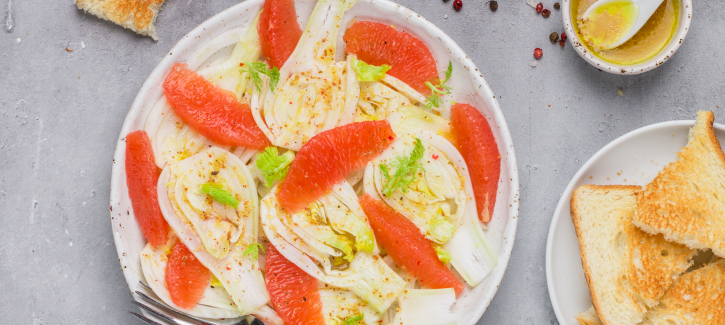 Fenchelsalat mit würzigem Dressing und geröstetem Brot