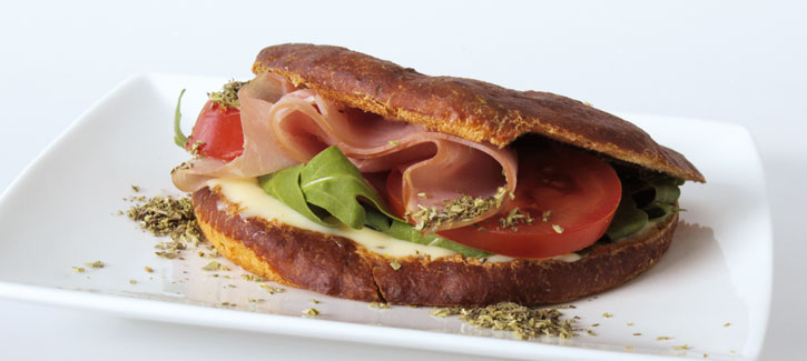 Mediterranes Brötchen mit Rohschinken und Oregano