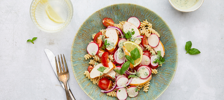Frischer Nudelsalat mit geräuchertem Hähnchen und Radieschen