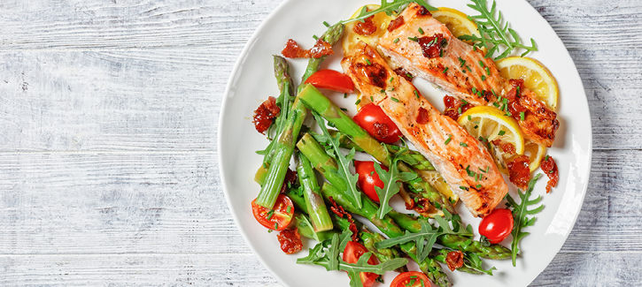 Lachs mit Spargel, knusprigem Schinken und Schnittlauchbutter