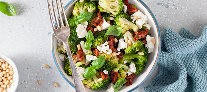 Brokkoli-Feta-Salat mit getrockneten Tomaten