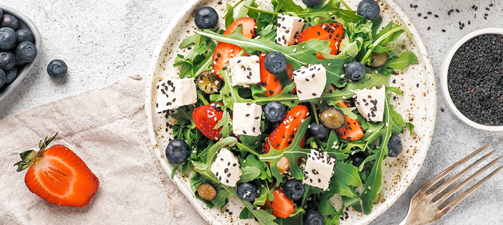 Rucolasalat mit Feta, Heidelbeeren und Erdbeeren