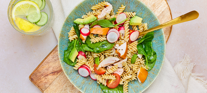 Nudelsalat mit geräuchertem Hähnchenfilet, Radieschen und Tomate
