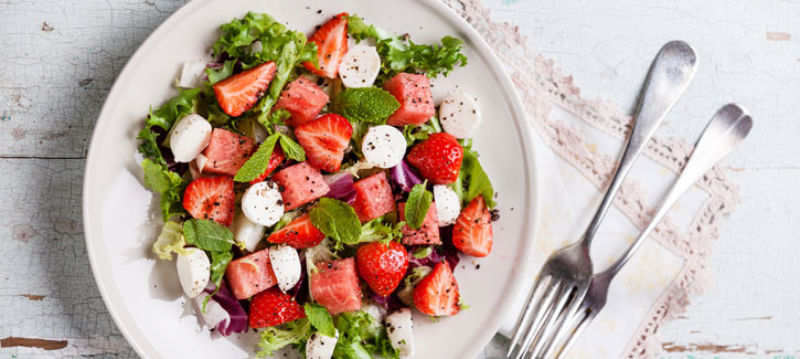 Salat mit Mozzarella und Sommerfrüchten
