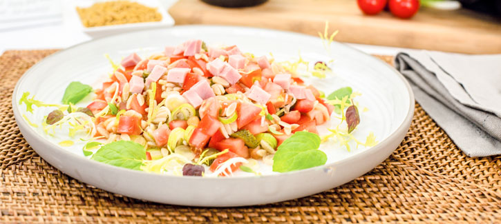 Frischer Reissalat mit Schinken, Gurke und Minze