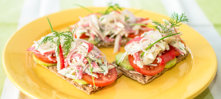 Vollkorn-Cracker mit Krabbensalat