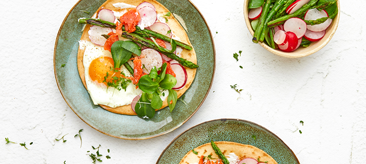 Frühlingspizza mit Spiegelei, Lachs und grünem Spargel