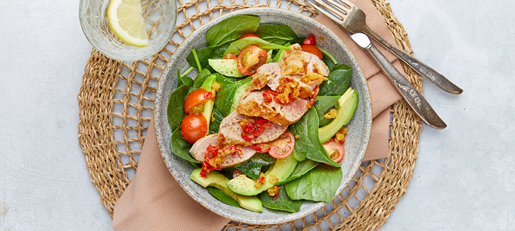 Schweinefleischsalat mit Spinat und Avocado
