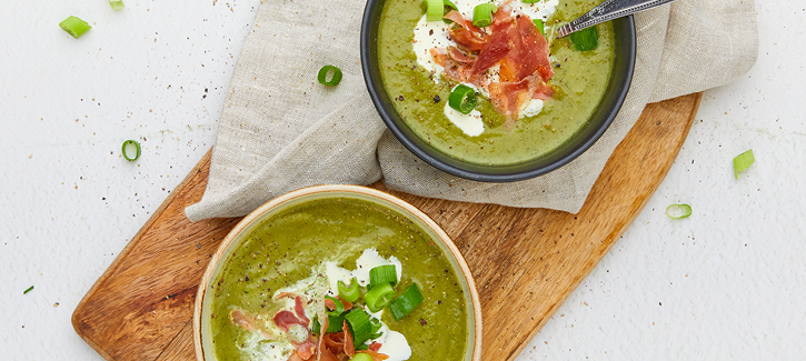 Brokkoli-Lauch-Suppe mit knusprigem Rohschinken