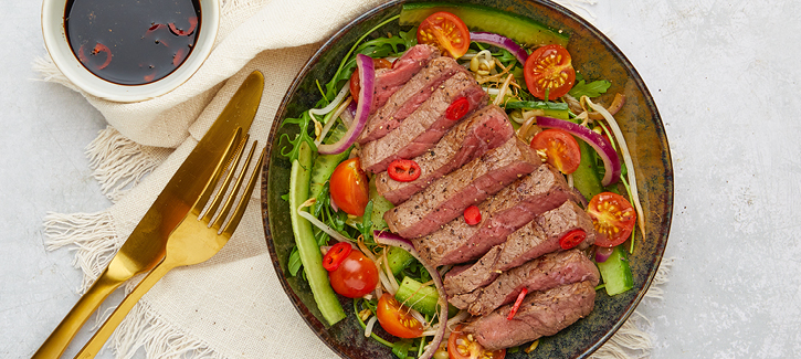 Steakstreifen mit Gurkenspiralen und Sojasprossen