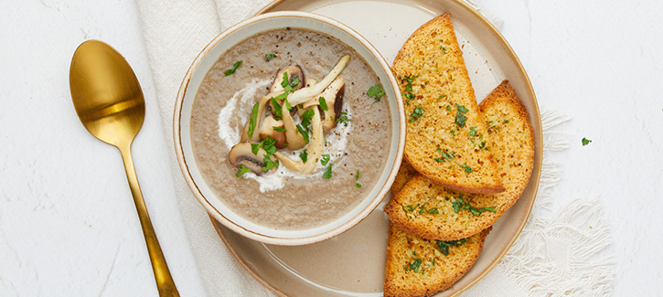 Pilzsuppe mit Knoblauchbrot