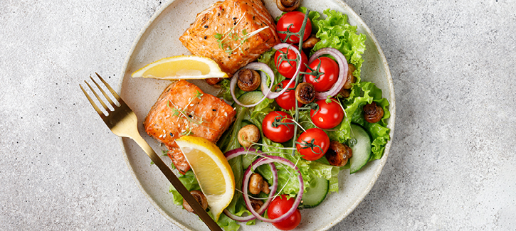 Gebratener Lachs mit Salat, Low Carb Rezept