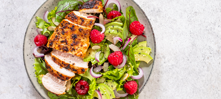 Hähnchensalat mit Avocado und Himbeeren