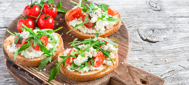 Toast mit Hüttenkäse, Tomate und Rucola