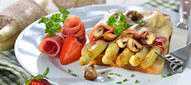 Toast mit Schinken-Käse-Spargel