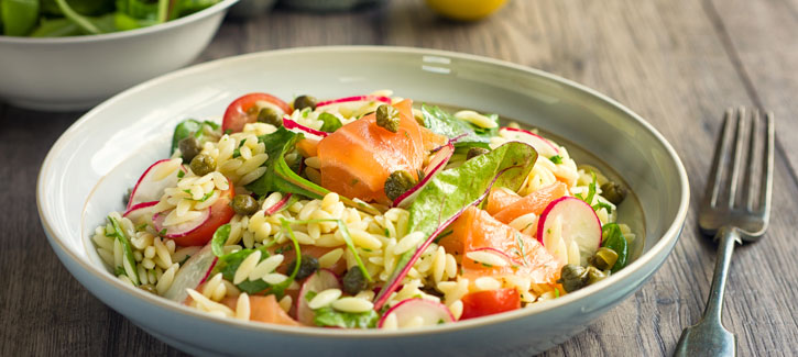 Reissalat mit geräuchertem Lachs und Radieschen
