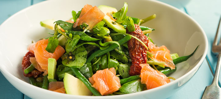 Brunnenkressesalat mit grünen Bohnen und geräuchertem Lachs