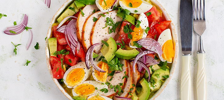Frischer Salat mit Hähnchenfilet, Ei und Avocado