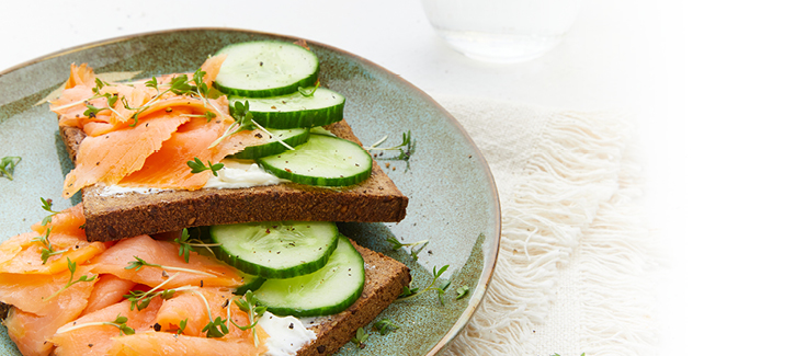 Sesam-Leinsaatbrot mit geräuchertem Lachs und Gurke