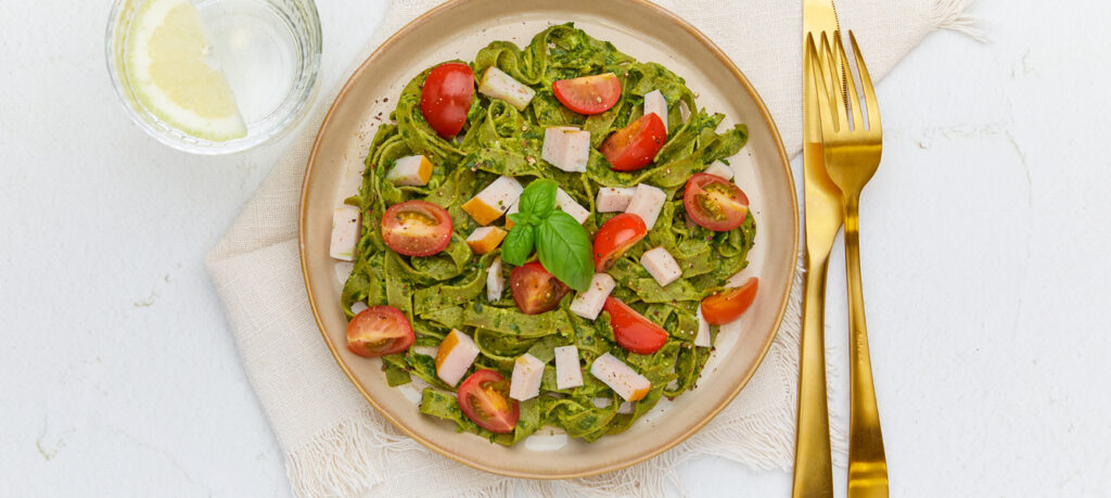 Cremige Spinat-Tagliatelle mit geräuchertem Hähnchenfilet und Tomaten