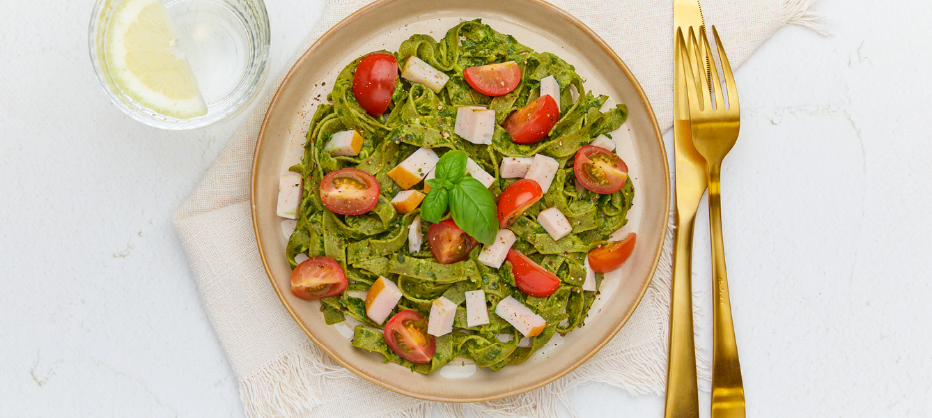 Cremige Spinat Tagliatelle mit Geraeuchertem Haehnchenfilet und Tomaten, Low Carb Rezept