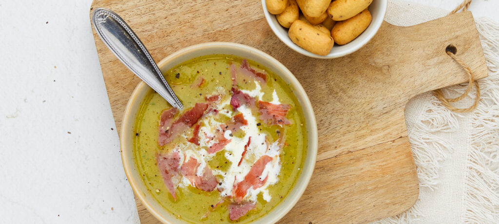 Zucchinisuppe mit knusprigem Rohschinken