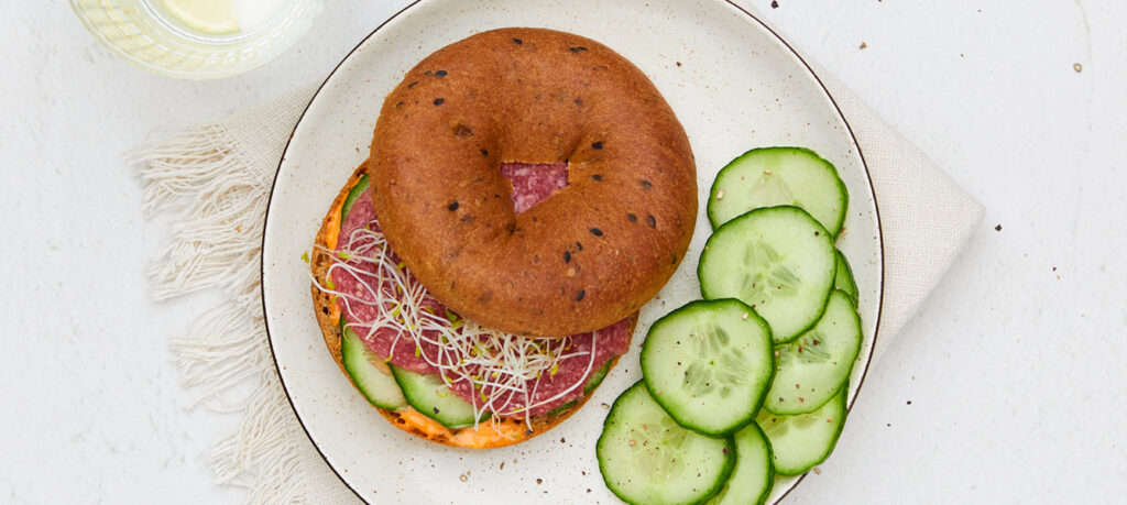 Bagel mit scharfer Mayonnaise und Rindswurst