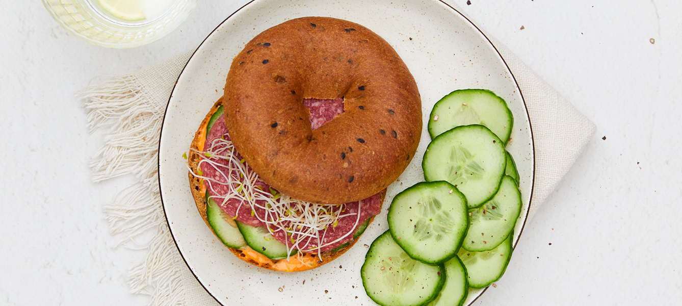 Bagel mit Scharfer Mayonnaise und Rindswurst, Low Carb Rezept
