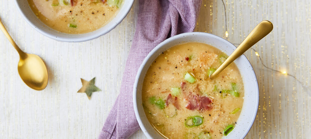 Senfsuppe mit Käsekeksen und ausgebratenen Schinken
