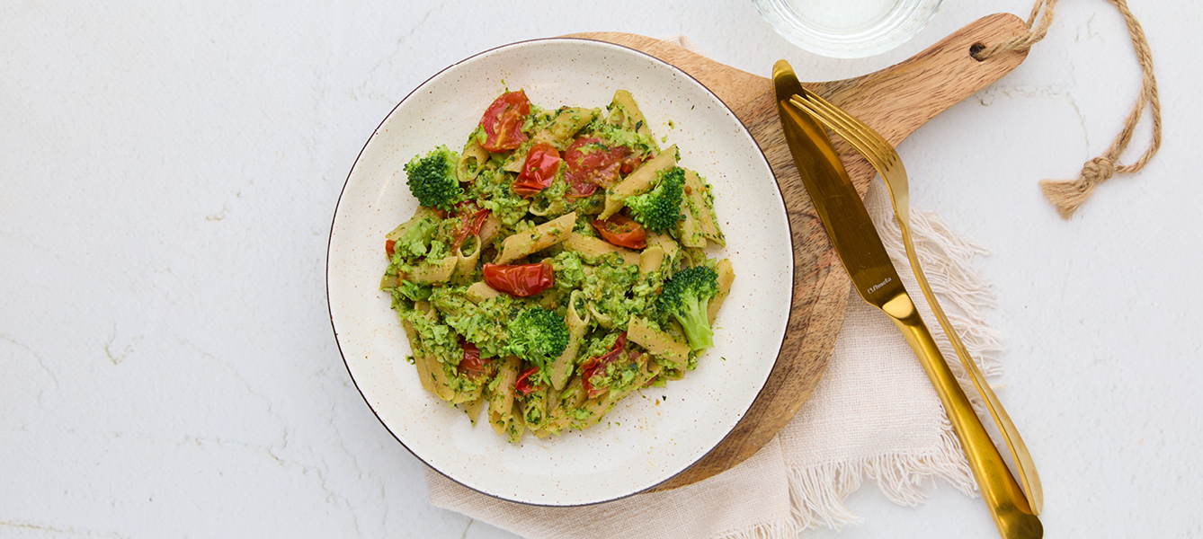 Penne mit Brokkoli Zucchini Pesto und Kirschtomaten, Low Carb Rezept