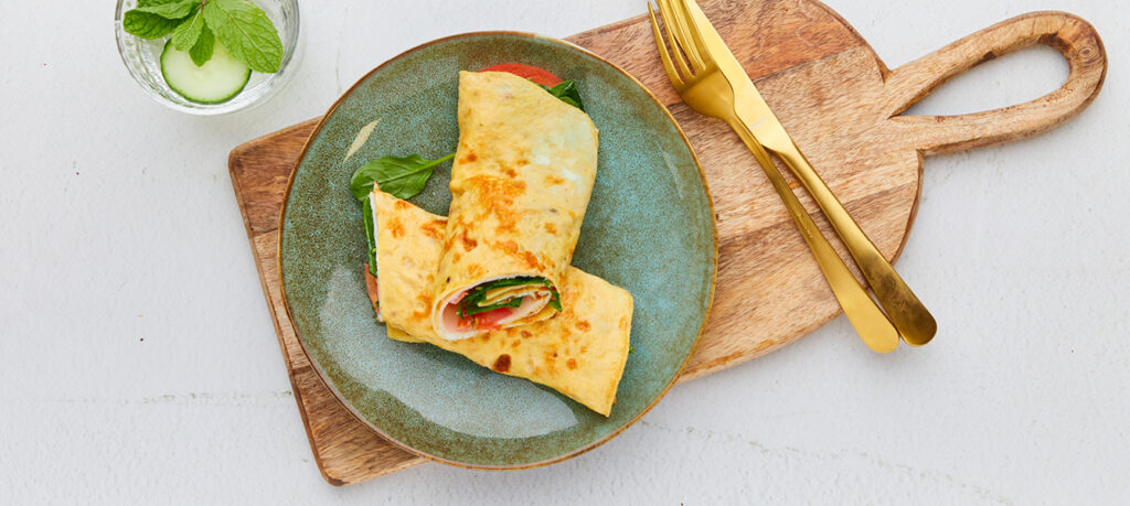 Omelett-Wrap mit Hähnchenfilet und Tomate