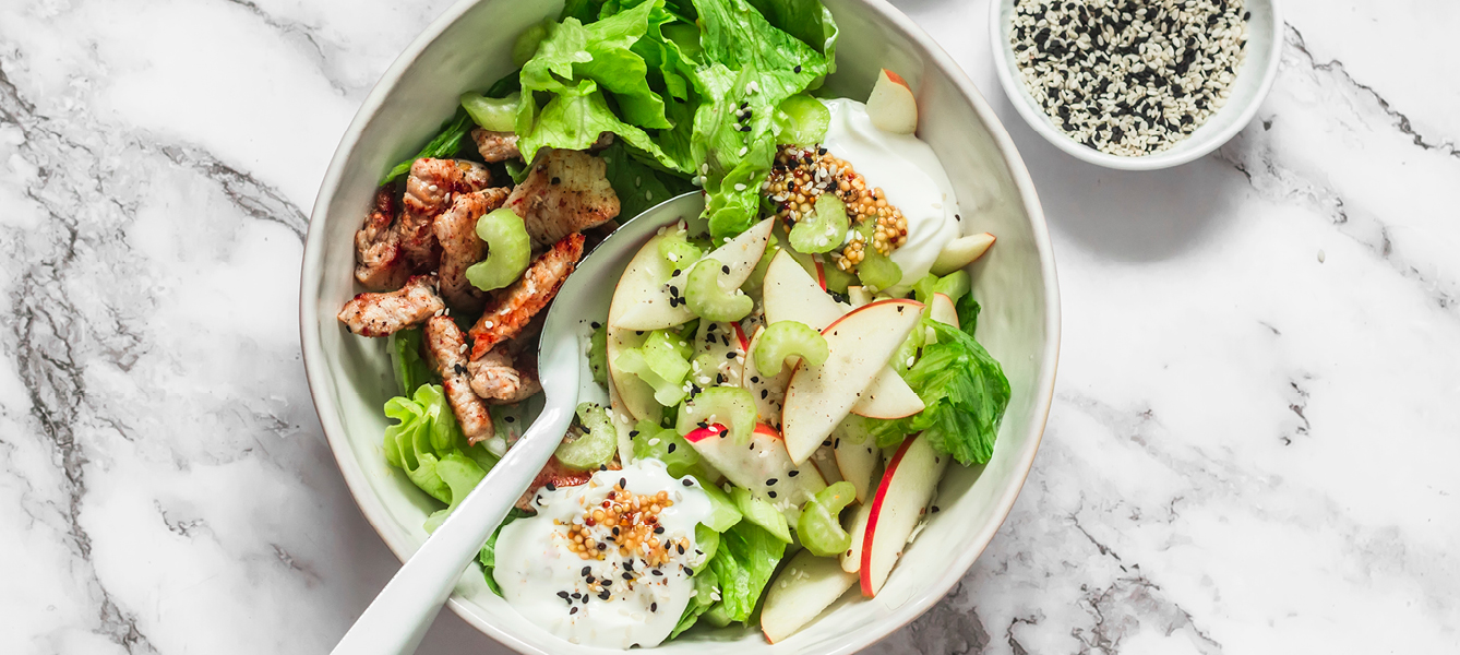 Salat mit Apfel, Staudensellerie und Hähnchen