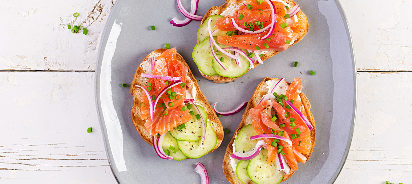 Toast mit Lachs und Gurke, Low Carb Rezept